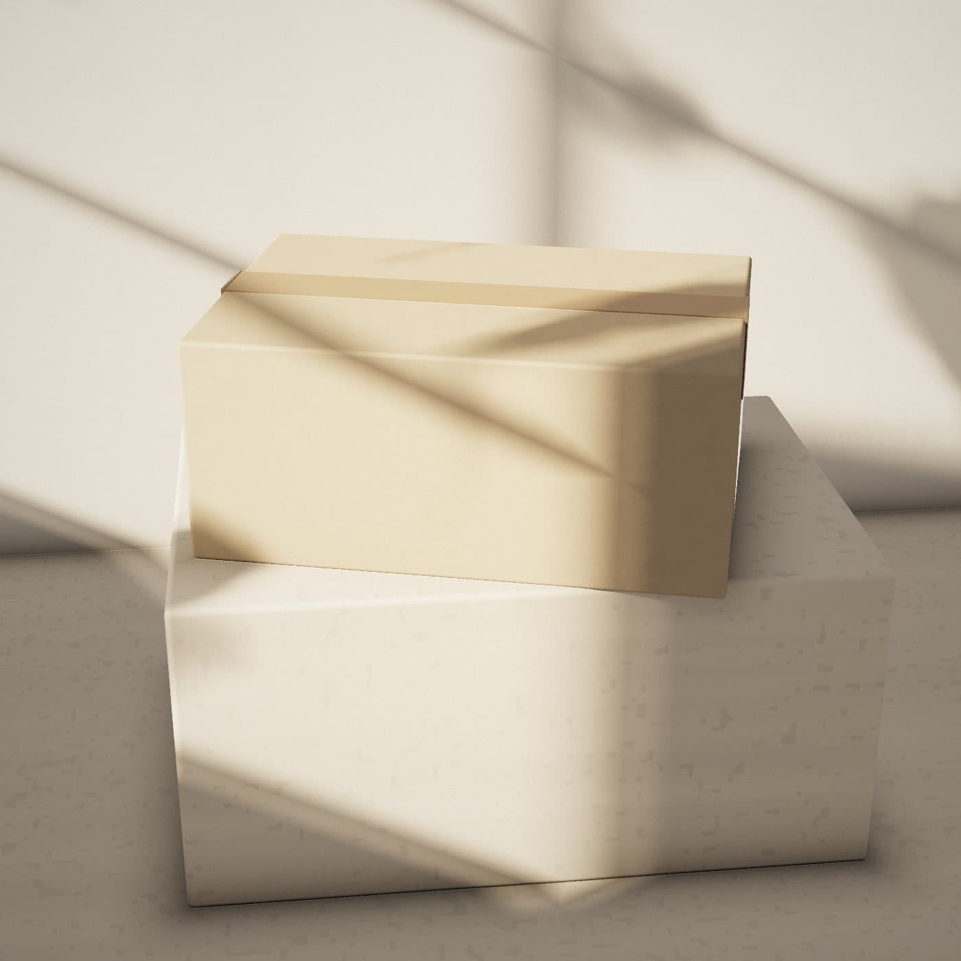 Caja de envío lisa, sin logos ni descripción, sobre travertino